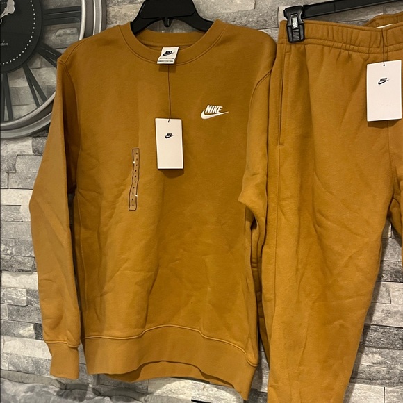 New!! Nike fleece men's matching crewneck and joggers set - Picture 3 of 5